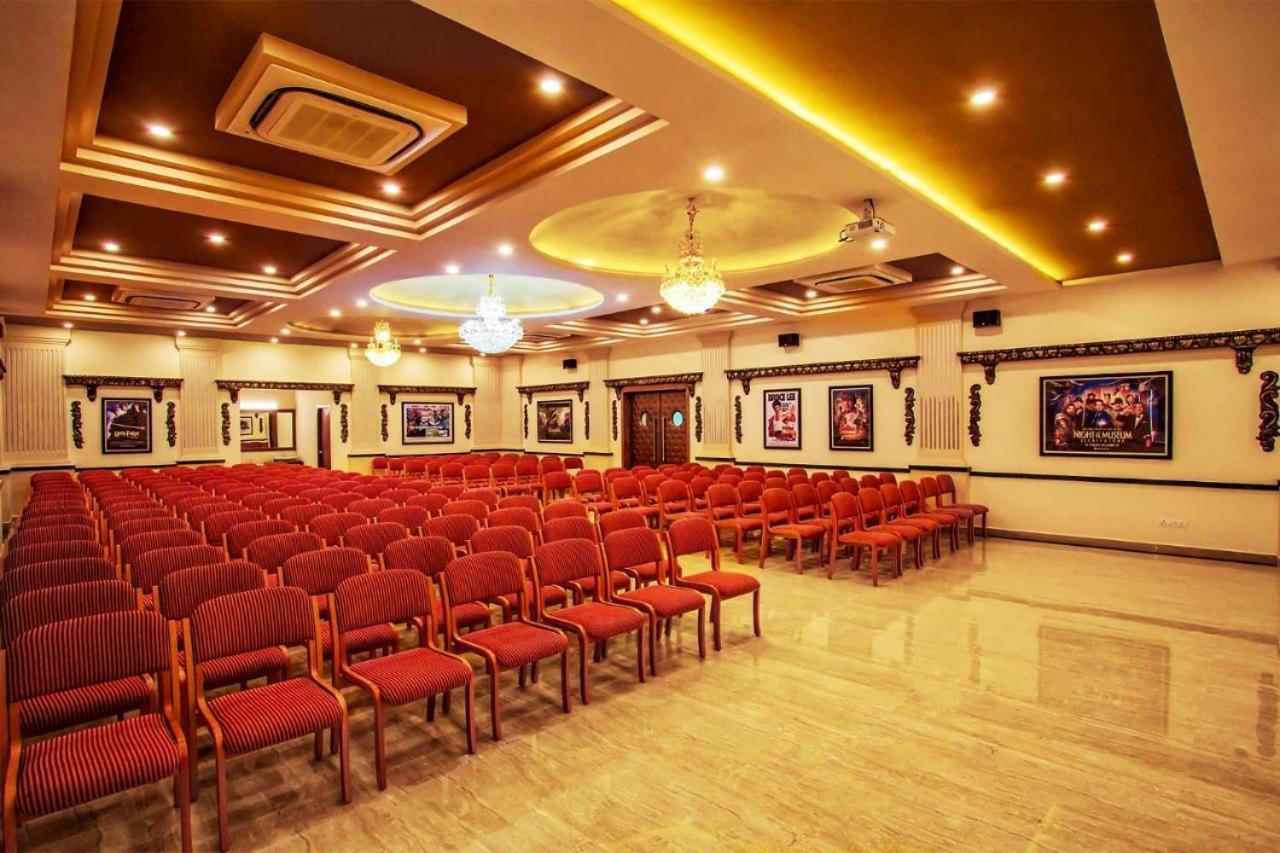 Cinemascope An Apart Hotel Madras Buitenkant foto