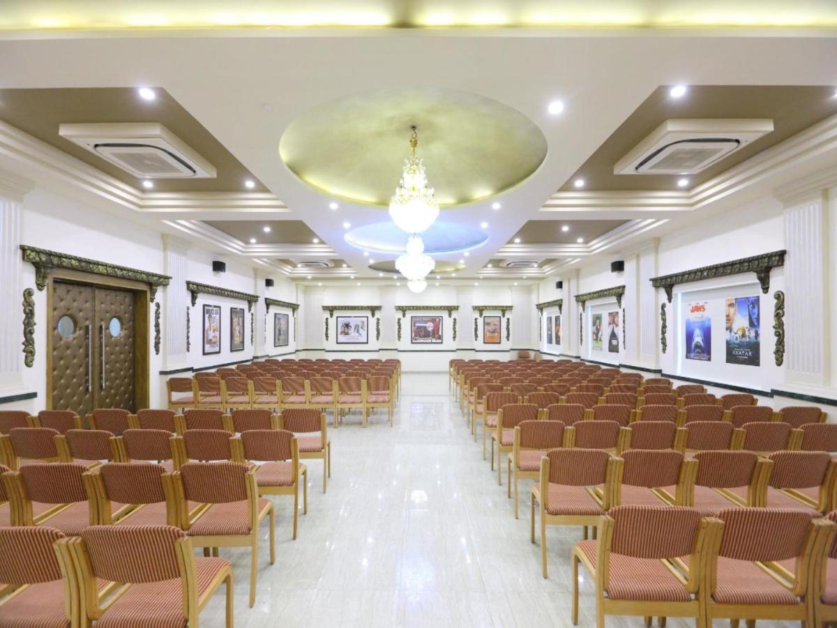 Cinemascope An Apart Hotel Madras Buitenkant foto