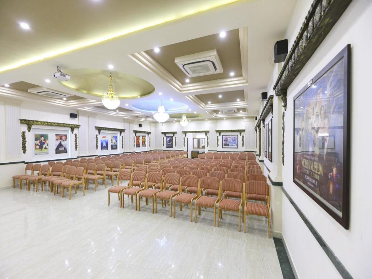 Cinemascope An Apart Hotel Madras Buitenkant foto