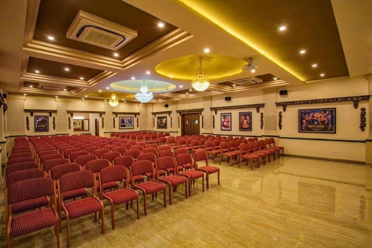 Cinemascope An Apart Hotel Madras Buitenkant foto