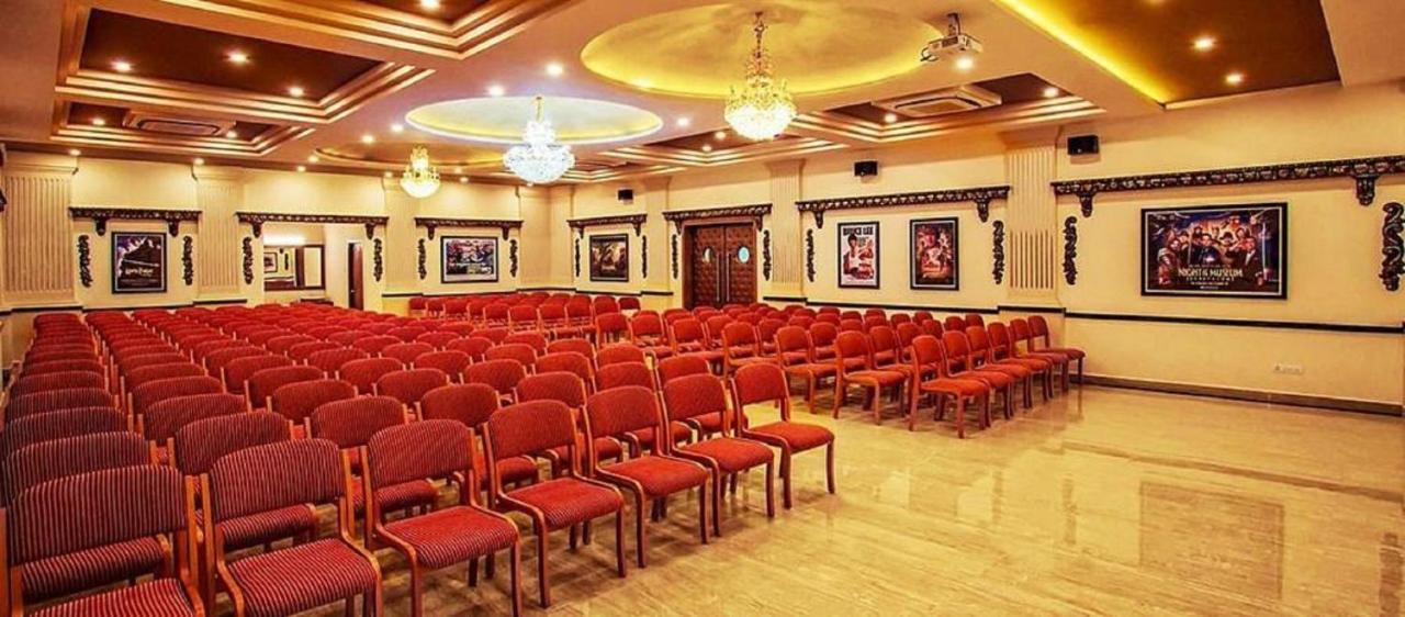 Cinemascope An Apart Hotel Madras Buitenkant foto